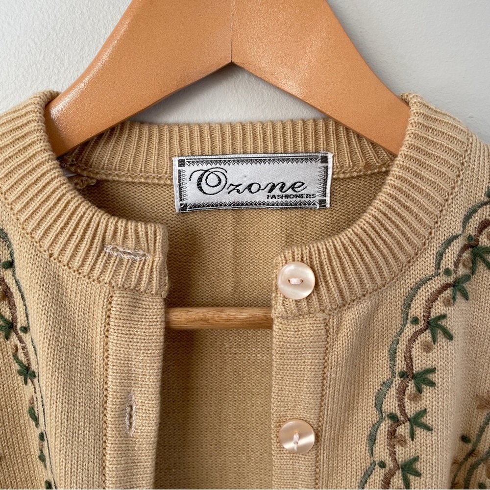 Chic Cream Cardigan with Embroidered Details - Picture 4 of 8